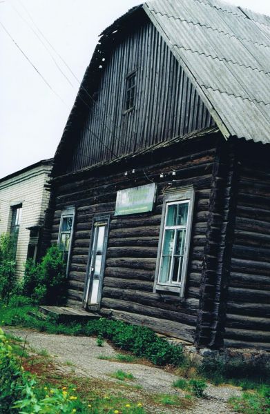 Byly dom Edwarda Kamienskiego przeniesiony z folwarku Choniakowo do Plisy-stan 2010 (>70 lat od pobudowy)<br>Szczyt z szyldem nowego pana - obecny widok przy głównej ulicy w Plisie. 